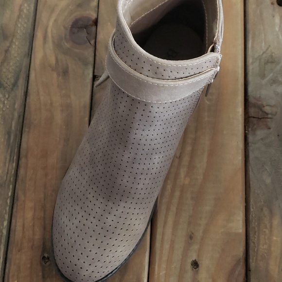 Short heel Taupe Bootie by bella marie - Picture 6 of 6